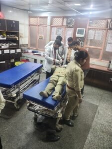 In front of the Legislative Assembly in Lucknow, the face of a woman constable was cut with a Chinese thread