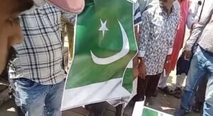 Lucknow: Protest held by burning Pakistani flag after Friday prayers