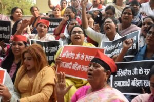 Women of Samajwadi Mahila Sabha tied a black band on Gandhi statue and protested against Delhi Chief Minister