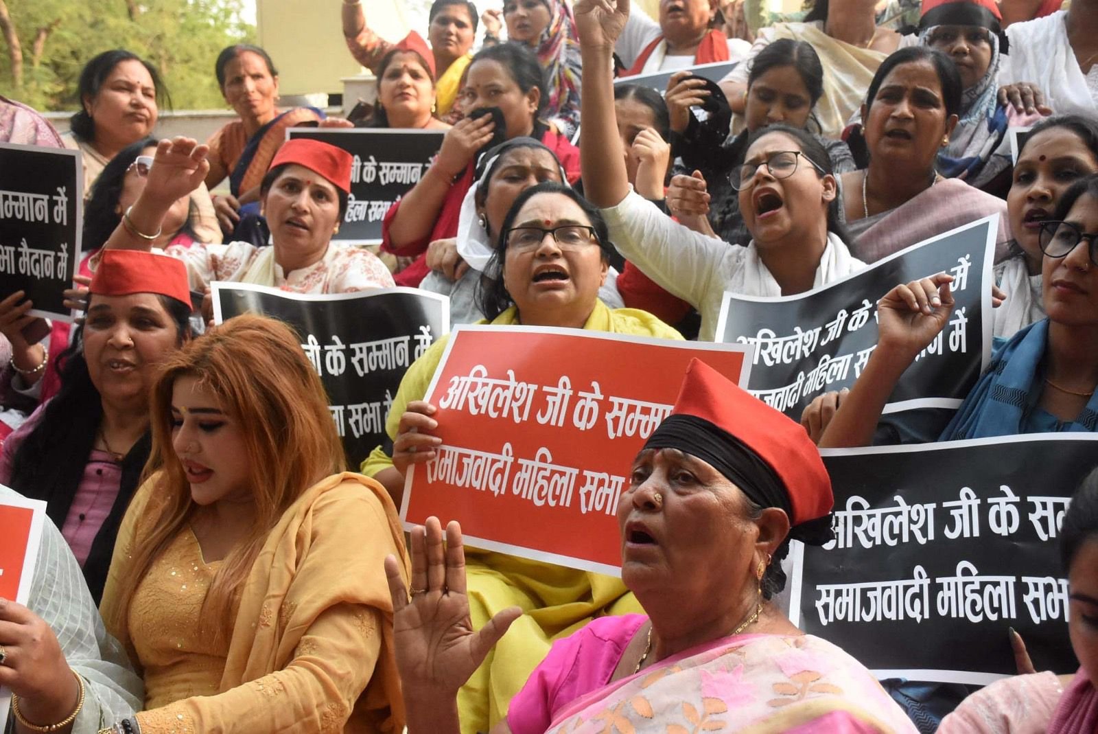 Women of Samajwadi Mahila Sabha tied a black band on Gandhi statue and protested against Delhi Chief Minister
