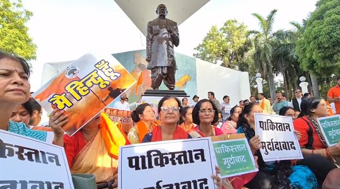 Lucknow: Vishwa Hindu Parishad's strong protest against Pahalgam terrorist attack