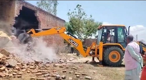 Shravasti: On the instructions of Chief Minister Yogi, bulldozer was run on illegal construction, the possession was not vacated even after the deadline