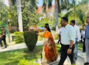 Lucknow: Divisional Commissioner Roshan Jacob inspected and took stock of LDA's construction works and the condition of parks