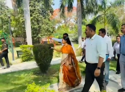 Lucknow: Divisional Commissioner Roshan Jacob inspected and took stock of LDA's construction works and the condition of parks