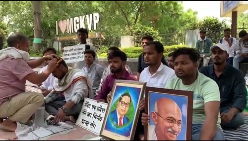 Strong protest by the students of Mahatma Gandhi Kashi Vidyapeeth, they shaved their heads to express their protest