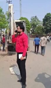 Lucknow: Bulldozer ran in Municipal Corporation Zone-3, clash took place with the team that had come to remove encroachment near Tadikhan Railway Crossing