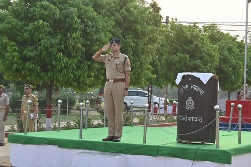 Firozabad: SSP Saurabh Dixit took the salute of the parade on Friday, gave the message of fitness and discipline to the policemen