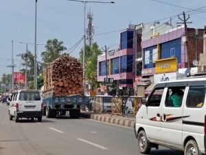 Lucknow: Overloaded tractor-trolleys wreak havoc in Mohanlalganj, police becomes a mute spectator!