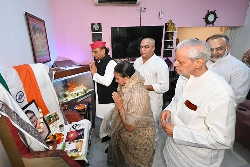 Lucknow: Akhilesh Yadav met the family of senior journalist K. Vikram Rao and expressed condolences and paid tribute