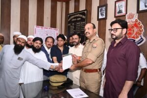 Lucknow: Tahaffuz-e-Auqaf Society submitted memorandum demanding ban on sealing of mosques and madrasas
