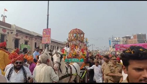 Ayodhya: Royal procession given grand welcome, police showered flowers, slogans of 'Jai Shri Ram' echoed