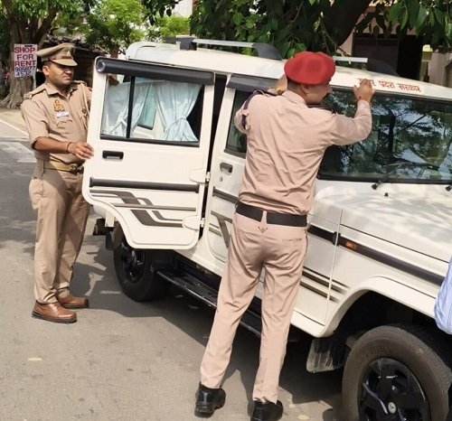 There was a stir due to the action of Hapur's dynamic traffic in-charge Chhavi Ram.