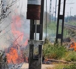Unnao: Fire broke out near railway track, major accident averted