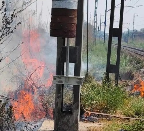 Unnao: Fire broke out near railway track, major accident averted