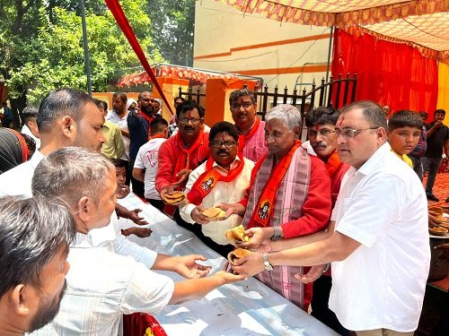 Lucknow: MLA T. Ram distributed prasad in the storehouse of Medical Health Federation, a grand event was organized with the worship of Bajrangbali
