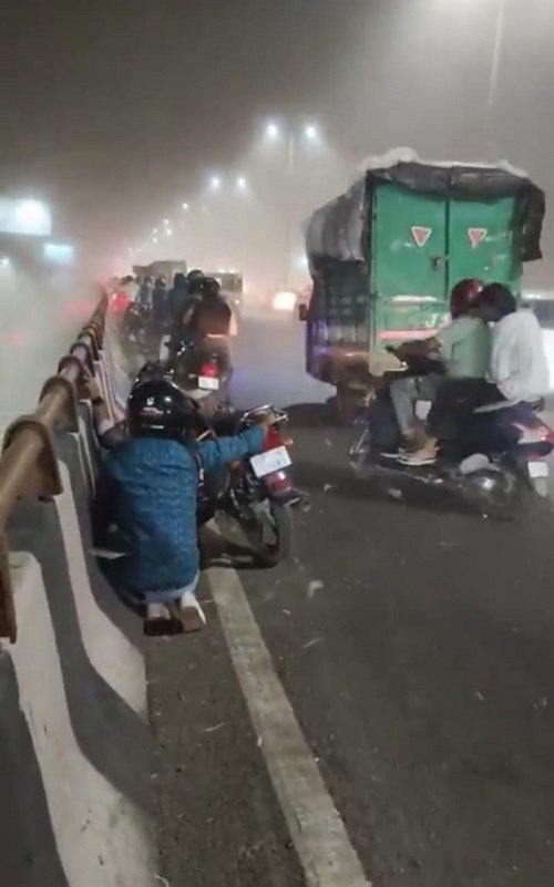 Severe storm wreaks havoc in Delhi-NCR, people saved their lives by holding the railing of the overbridge