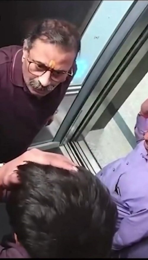 Agra: Video of famous neuro doctor Naresh Sharma's bullying goes viral, he beats up a young man and leaves him bleeding