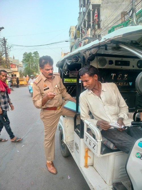 E-rickshaw checking campaign in Aminabad, minor drivers warned