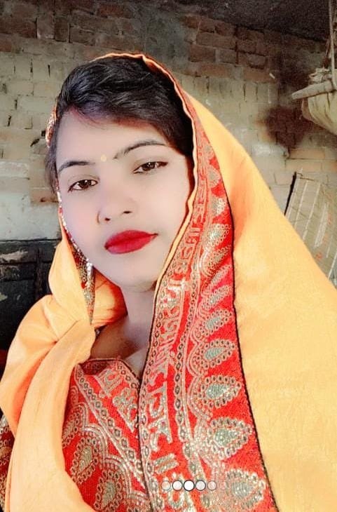 The police, which once had a bounty on Chambal dacoits, is now unable to catch a woman; her husband himself announced a bounty of Rs 20,000!