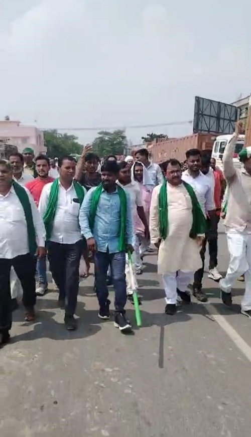 Bharatiya Kisan Union organised a Kisan Mahapanchayat at Bharatkund Toll Plaza and made the toll plaza free, the Deputy District Magistrate heard the problems and tried to resolve them