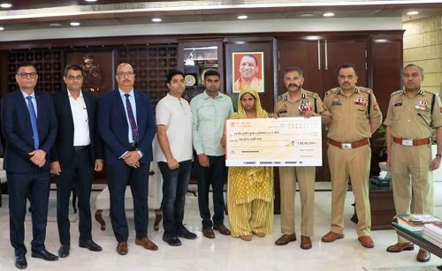 Director General of Police, Uttar Pradesh provided cheque under Police Salary Package to the dependent family members of martyred police inspector