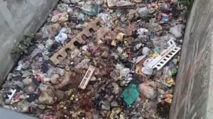 Lucknow: Drains clogged with garbage in zone-6, area becomes a center of diseases in scorching heat