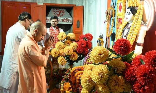 Gorakhpur: CM Yogi arrived on a two-day visit, will stay overnight at Gorakhnath temple and do public darshan