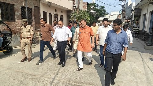 Instructions given to Executive Officer of Nagar Palika Parishad Pilkhuwa, issue notice to concerned plot owners for constructing boundary wall of vacant plots: District Magistrate