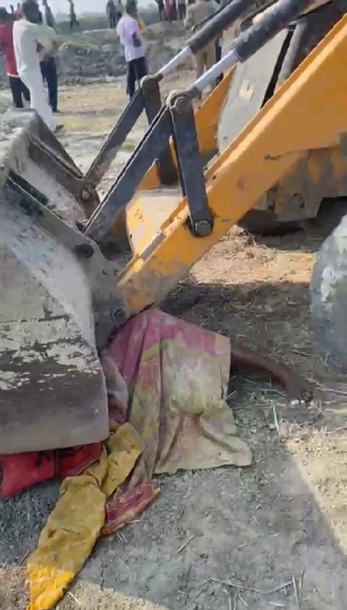 Lucknow: Body of a youth found buried under a JCB in Sakra village of Kakori area, murder suspected