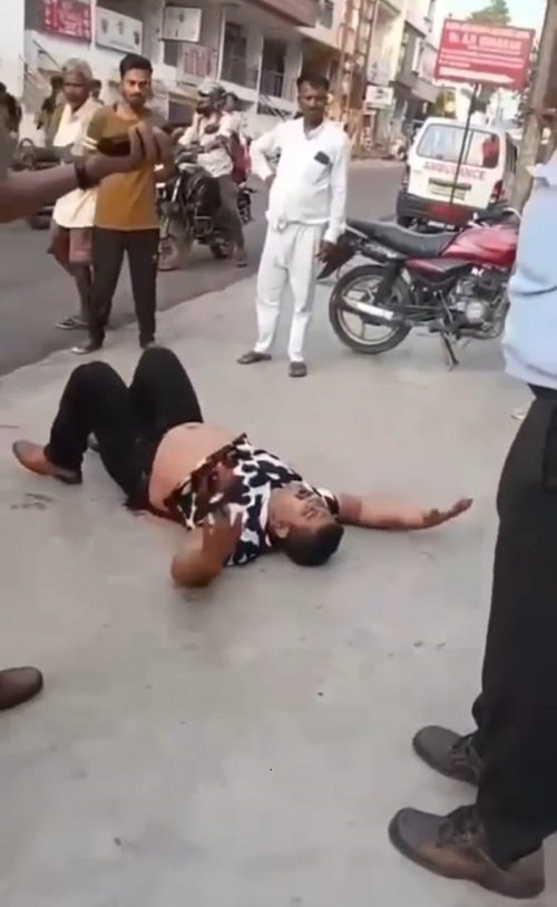 Ghazipur: The youth injured by the bullet kept shouting for help, people kept making videos – questions raised on humanity