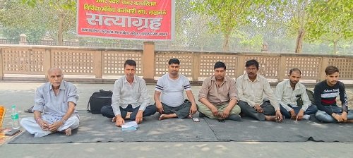 Lucknow: Satyagraha of Power Corporation employees against the layoff of outsourced employees, demand for solution from the government