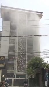 Lucknow: Fire breaks out in 'The Wood Apartment' in Ashbagh, fire brigade brings it under control