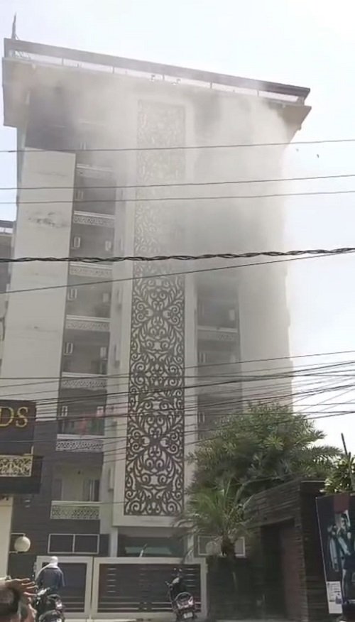 Lucknow: Fire breaks out in 'The Wood Apartment' in Ashbagh, fire brigade brings it under control