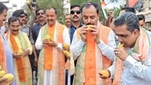 During the Tiranga Yatra in Varanasi, Deputy Chief Minister Keshav Maurya reached a mango cart, ate himself and fed everyone