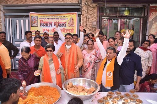 Lucknow: A huge feast was organized in Manas Nagar on the occasion of the month of Jyeshtha, many dignitaries attended