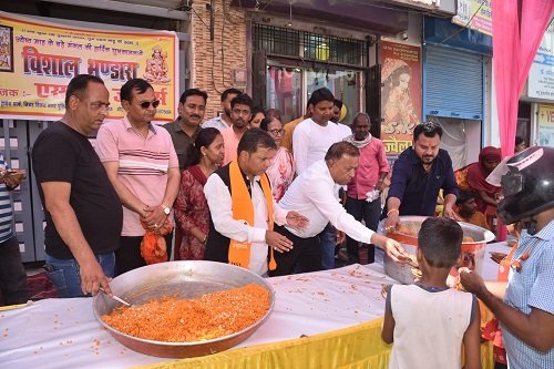 Kapil Dev Agrawal released the Bada Mangal special issue of Sahitya Triveni, eco-friendly, polythene free bhandaar on Bada Mangal