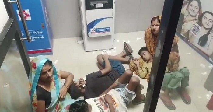 Chaos due to power cut in Jhansi, women forced to sleep in ATM with children