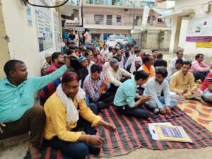 Lakhimpur: Contract workers protest against layoffs in electricity department, general public troubled