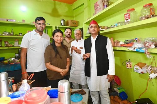 SP President Akhilesh Yadav blessed Navya by drinking tea at two cups of tea shop