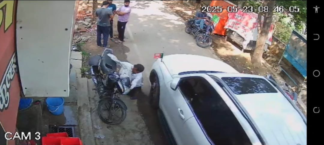 Lucknow: Scorpio rider hits a young man standing on the roadside, accident captured on CCTV