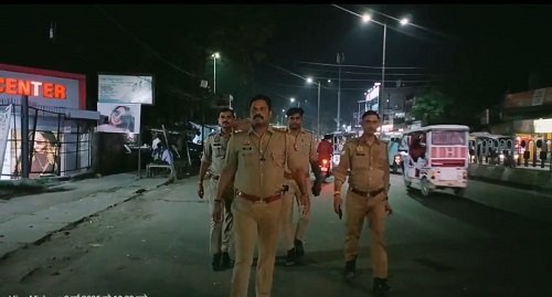 Lucknow: Thakurganj police patrolling on foot in Balaganj area, strict action against those drinking alcohol in the open