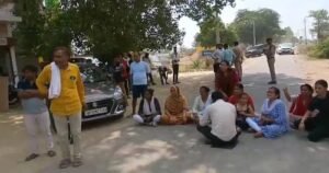 Lucknow: Kakori Mod power substation surrounded, people angry due to non-availability of electricity for two days