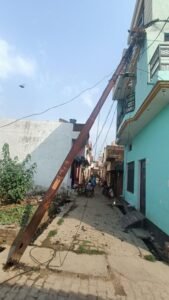 A dilapidated electricity pole fell on a house, people narrowly escaped – careless reply of the lineman