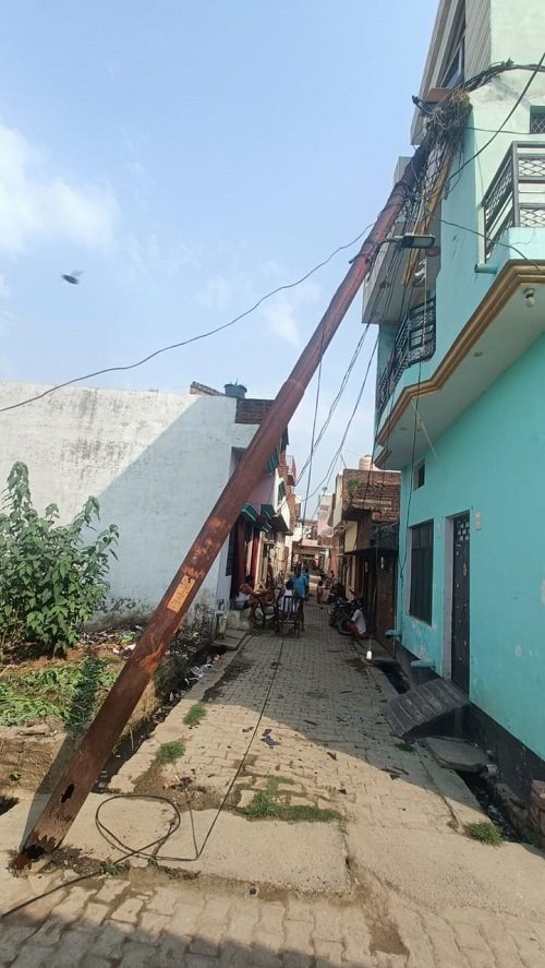A dilapidated electricity pole fell on a house, people narrowly escaped – careless reply of the lineman