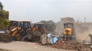 Illegal madrasa demolished on government land, Yogi government's bulldozer ran in Maharajganj