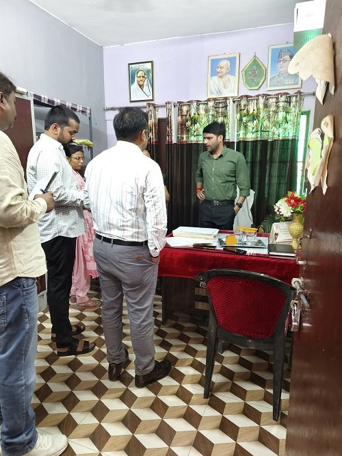 Lakhimpur: CDO Abhishek Kumar takes strict action in Kasturba Vidyalaya, careless staff punished