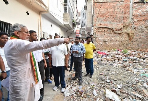 Minister in charge Suresh Khanna did a surprise inspection of the cleanliness system, reprimanded the officials for the dirt