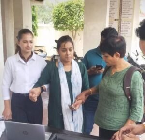 Bhopal: Woman Patwari caught red handed taking bribe, Lokayukta's trap action successful