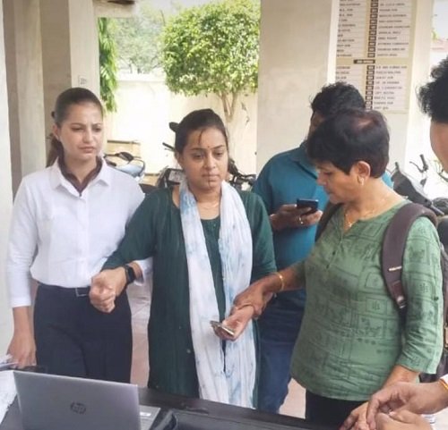 Bhopal: Woman Patwari caught red handed taking bribe, Lokayukta's trap action successful