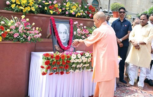 Lucknow: CM Yogi paid tribute to former Prime Minister Chaudhary Charan Singh on his death anniversary